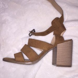 Woman’s Heals New Size 6 Tan suede like Material